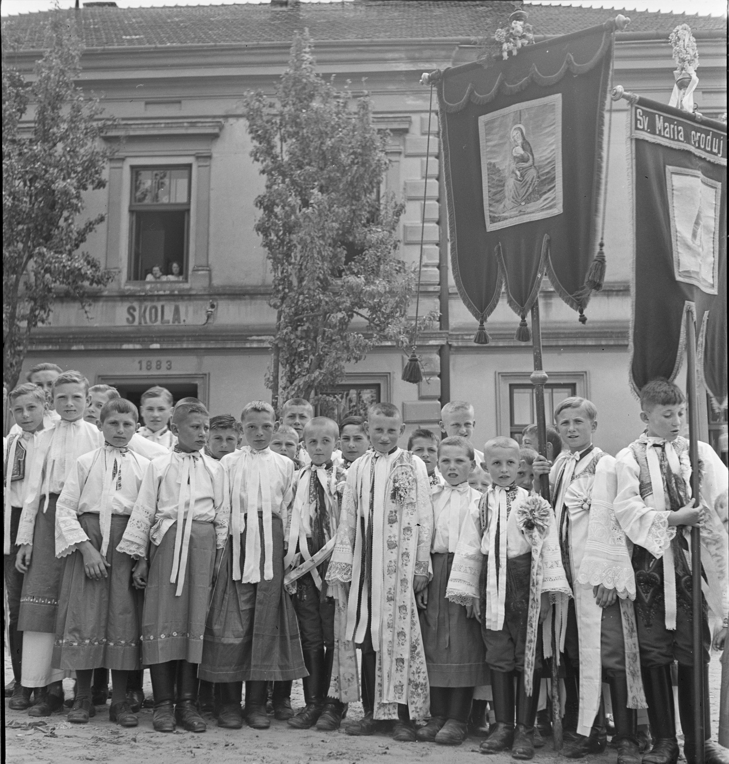 Procesí - chlapci v krojích