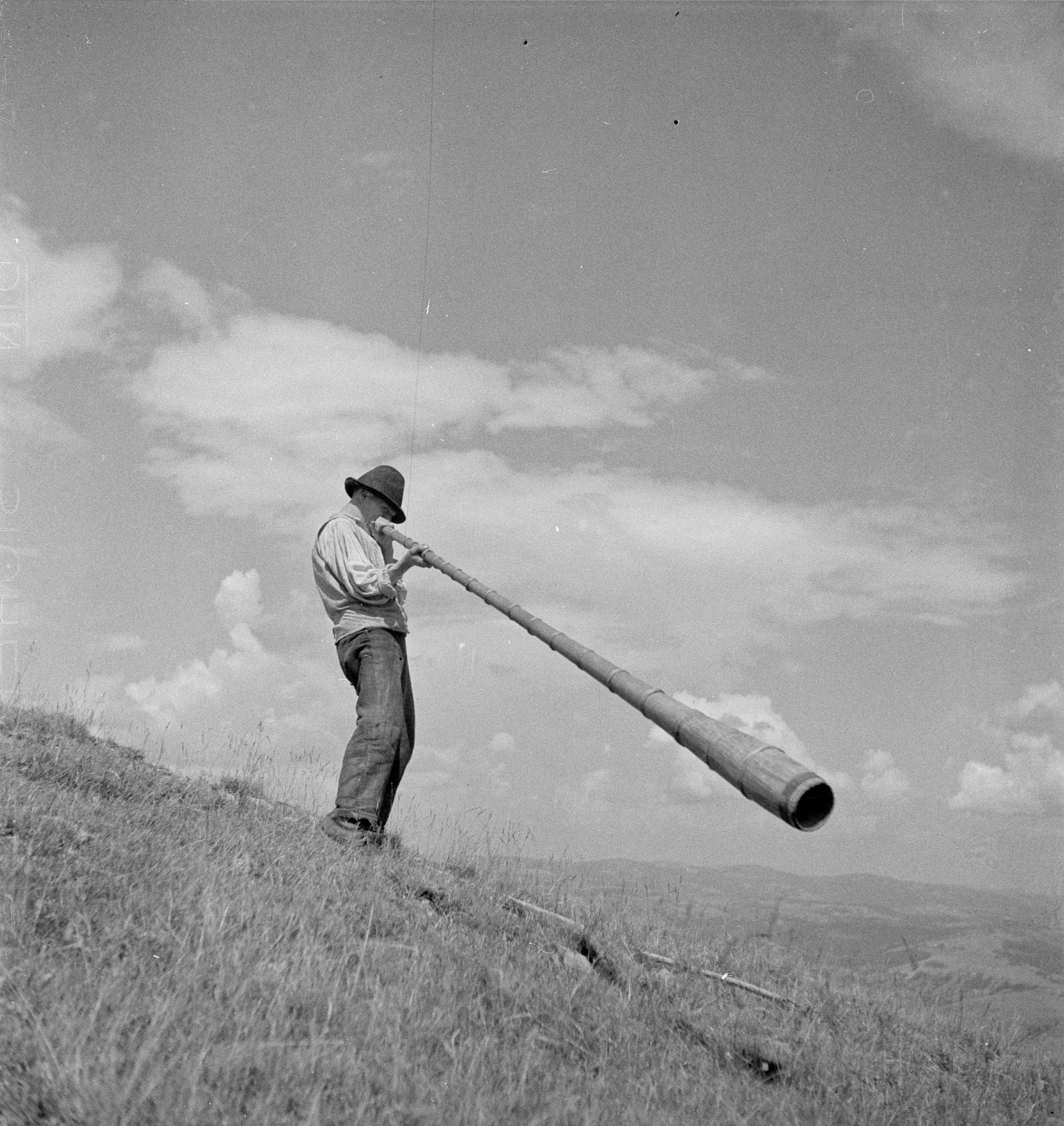 Pastevec koní troubí na trombitu